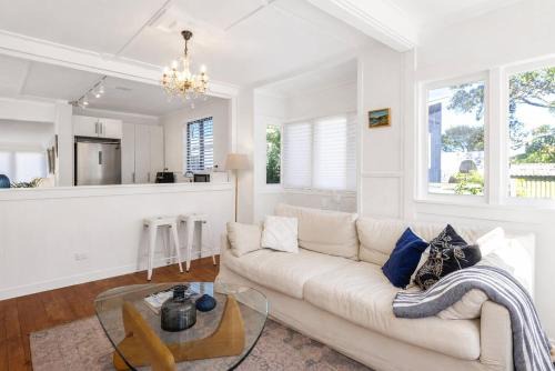 Surfdale House | Oscar's Cottage by Waiheke Pure