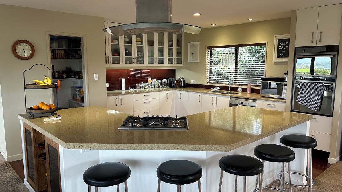 Omokoroa House | Outstanding view, walk to beach and shops.