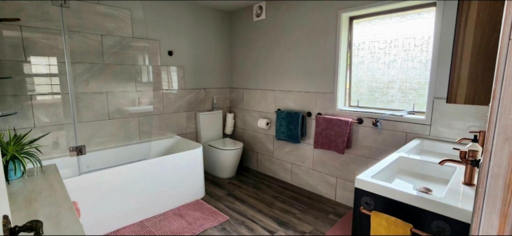 Waipahihi House | own entrance, own bathroom, private, quiet, great Lake views