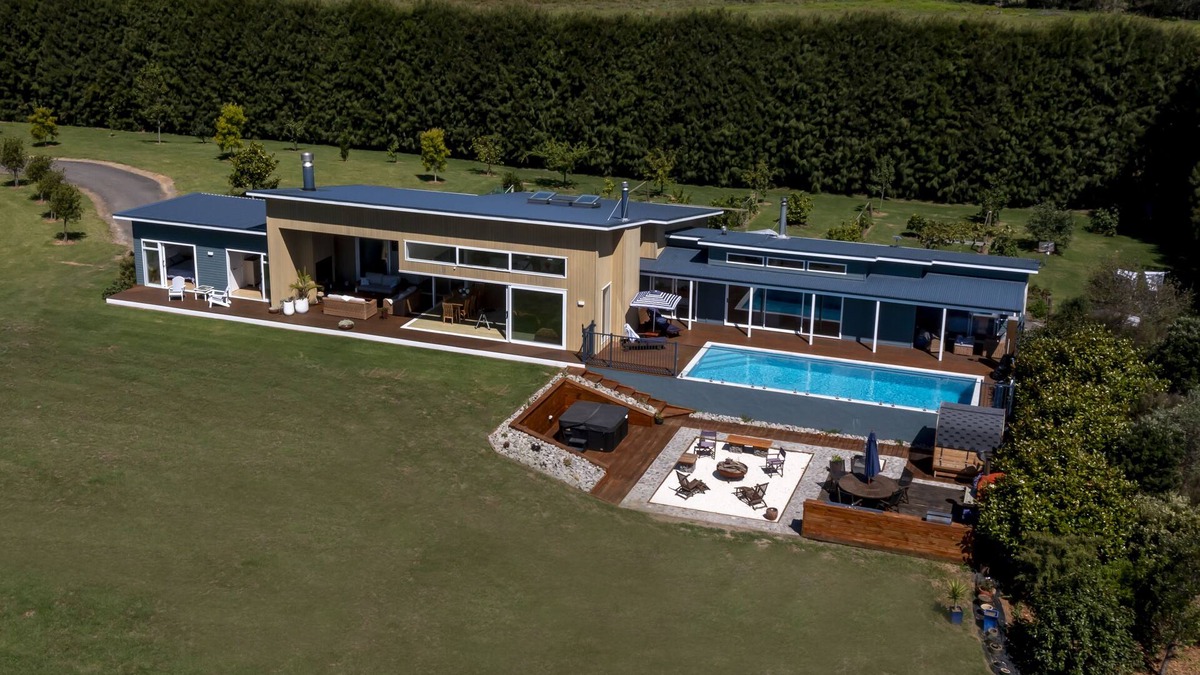 Whakamarama House | Pahoia Beach Waterfront Retreat