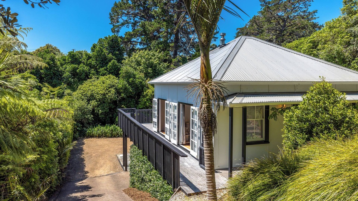Onetangi House | Palm Grove – A Relaxed Onetangi Bush Retreat