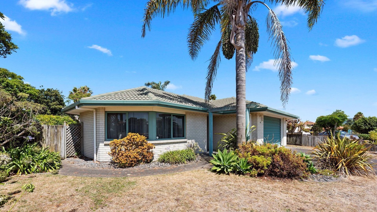 Papamoa Beach Cottage | Palm Tree Haven - Papamoa Holiday Home