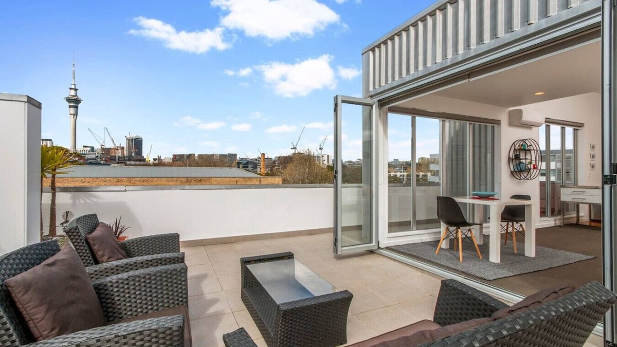 Auckland Central Business District Apartment | Panoramic City View Apartment + Air Con/Carpark