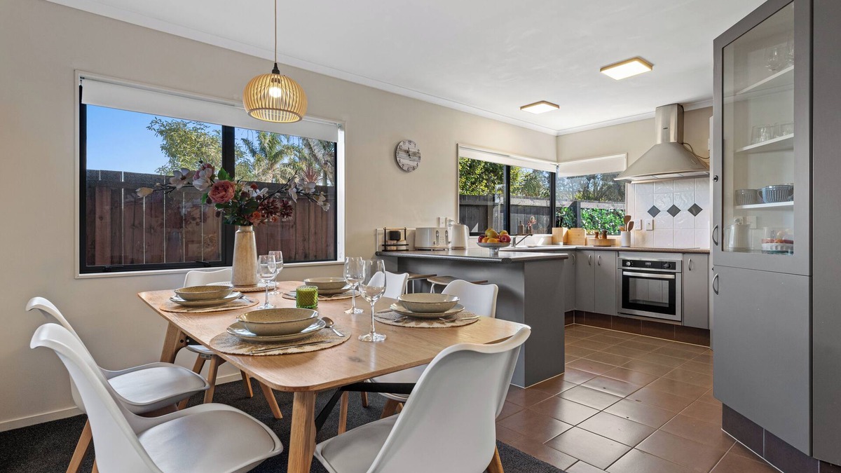 Papamoa Beach House | Papamoa Waves - Seaside Getaway