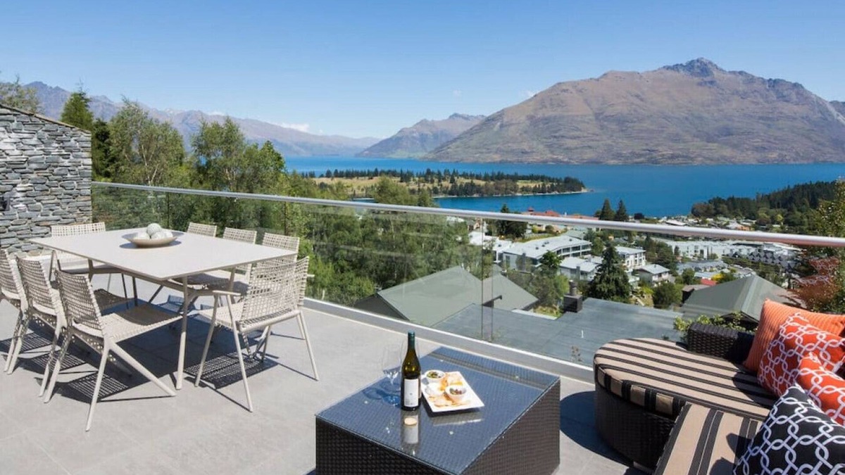 Queenstown City Centre House | Papillon | Queenstown Hill Luxury | Stunning Lake Views