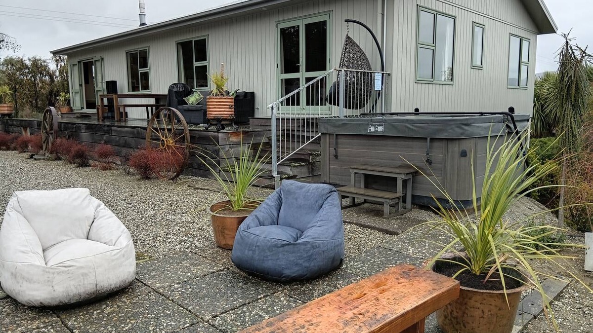 Lowburn House | Paradise on Pearson,Spa Pool | Private Pond | Mountain Views,3 mins to Cromwell