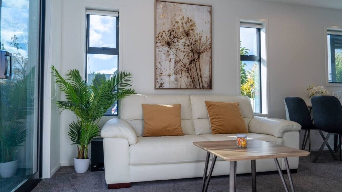 Christchurch Villa | Parkside Retreat-Modern Comfort Near the Hospital