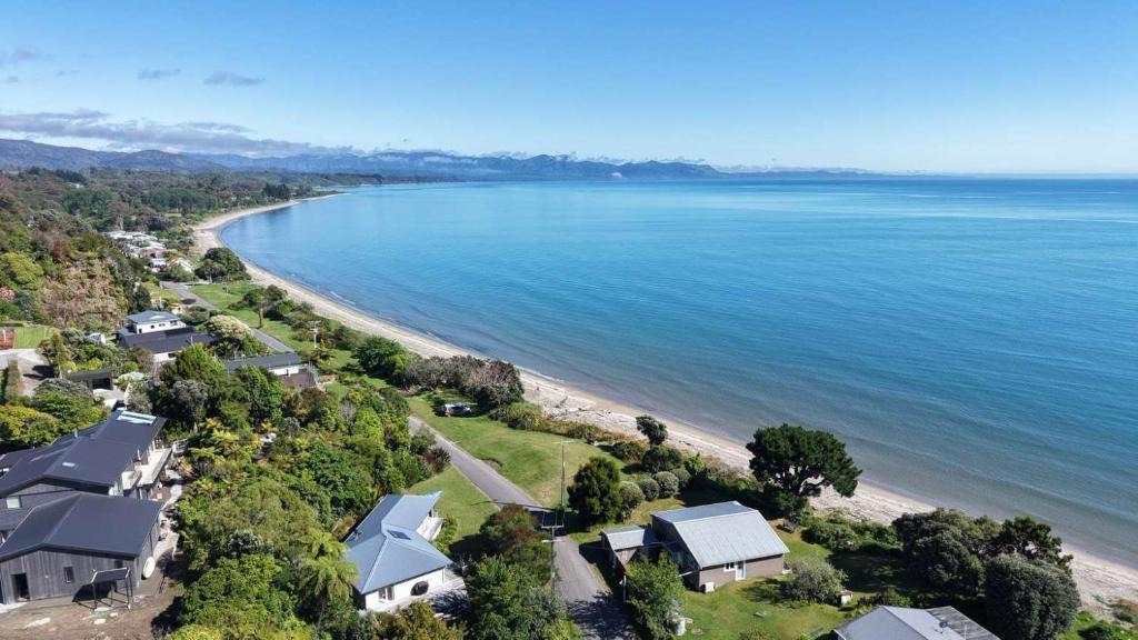 Patons Rock House | Patons Rock Latitude - Modern Getaway