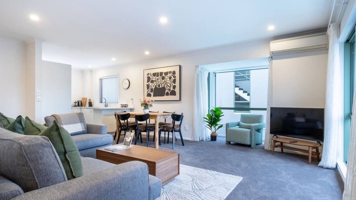 Christchurch City Centre House | Peaceful CBD Stay - Hagley + Hospital + Garage
