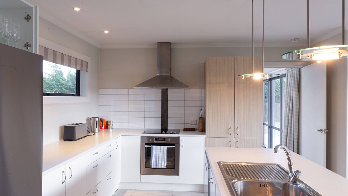 Lake Hawea House | Peaceful Hawea Escape - 700m from the lake
