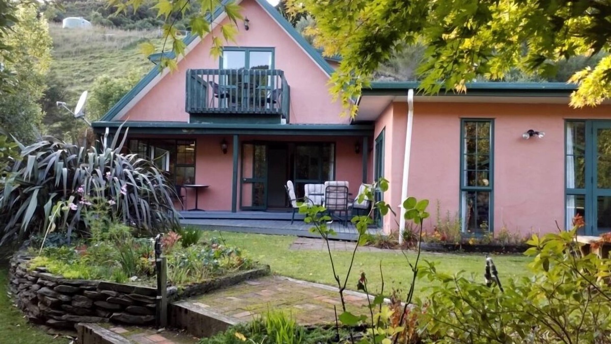 Hira House | Peaceful, rural property on 2 hectares