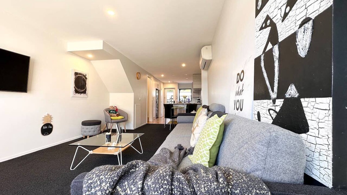 Christchurch City Centre Villa | Peacock townhouse with garage and balcony in Christchurch