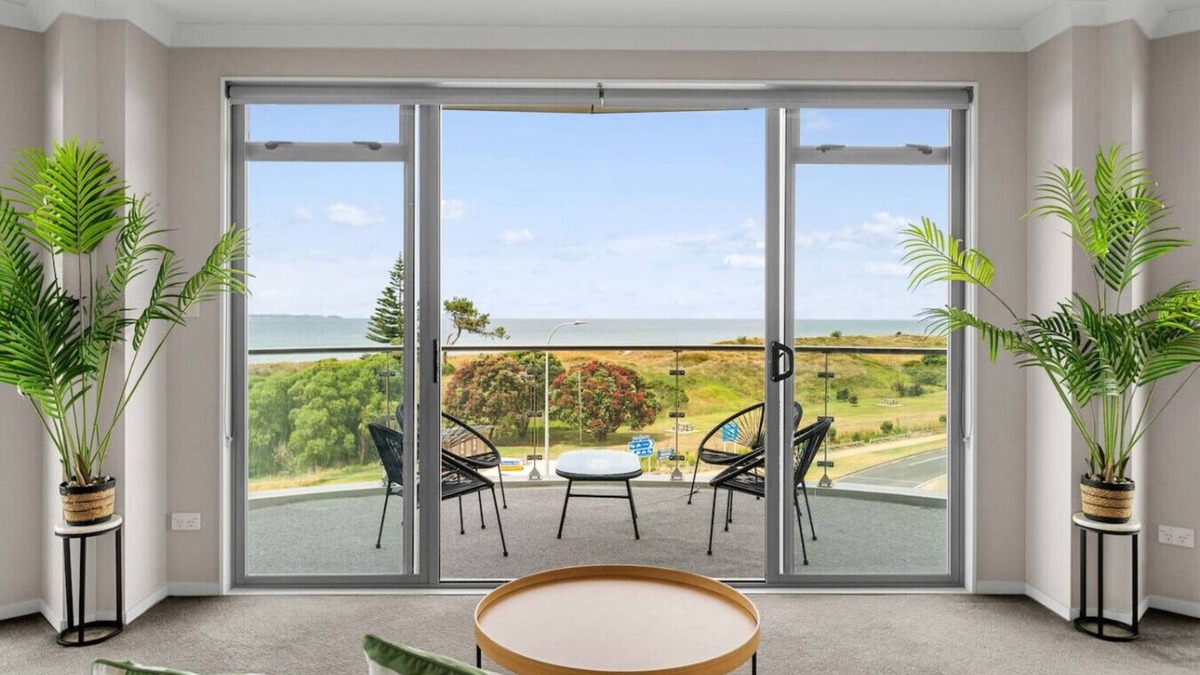 Papamoa Beach Apartment | Penthouse & Panoramic Views!