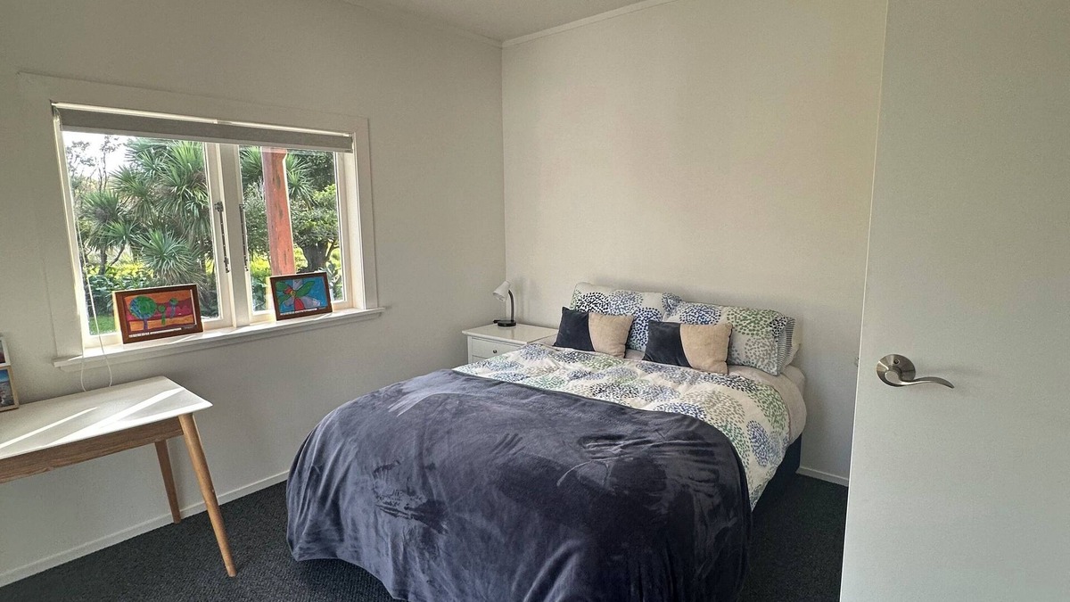 Raumati Beach House | Perfect Multi Family Raumati Home - 4BR + 2BR Wing
