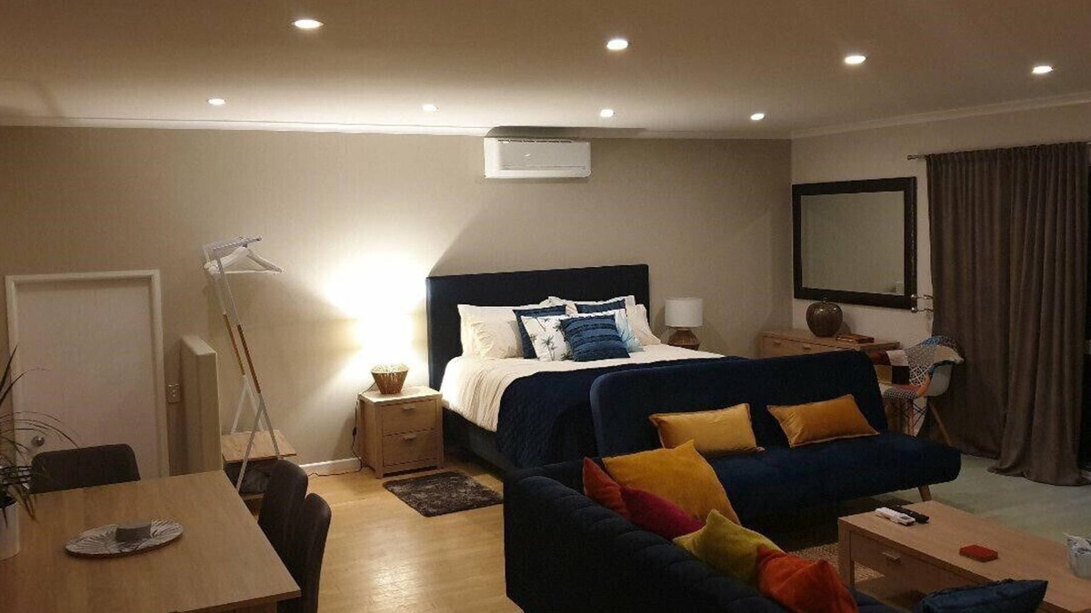 Onerahi Apartment | Perfect Weekend Getaway.a tranquil, quiet, tastefully decorated private space