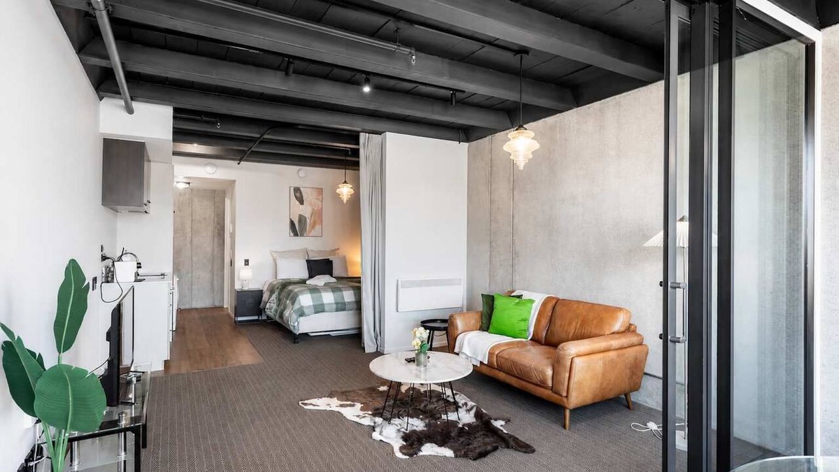 Petone Apartment | Petone Studio Stay | Balcony + Bath and Tub