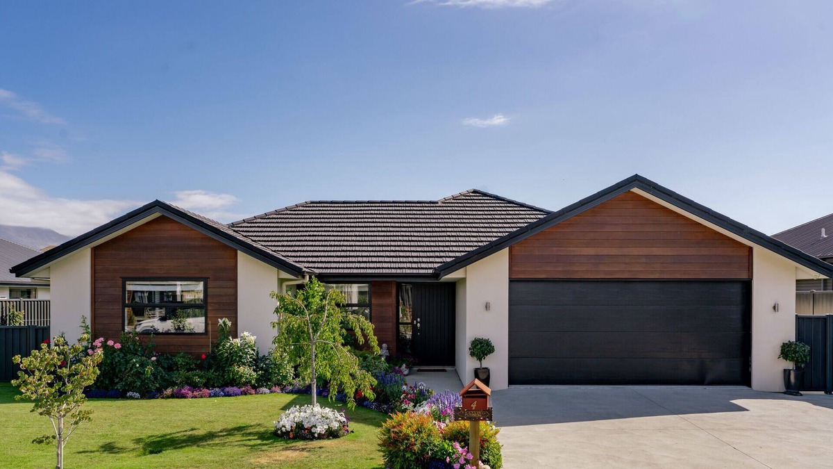 Lowburn House | Phoenix Peace - Cromwell Holiday Home