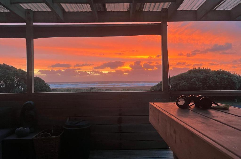 Piha House | Piha Sunset Bach