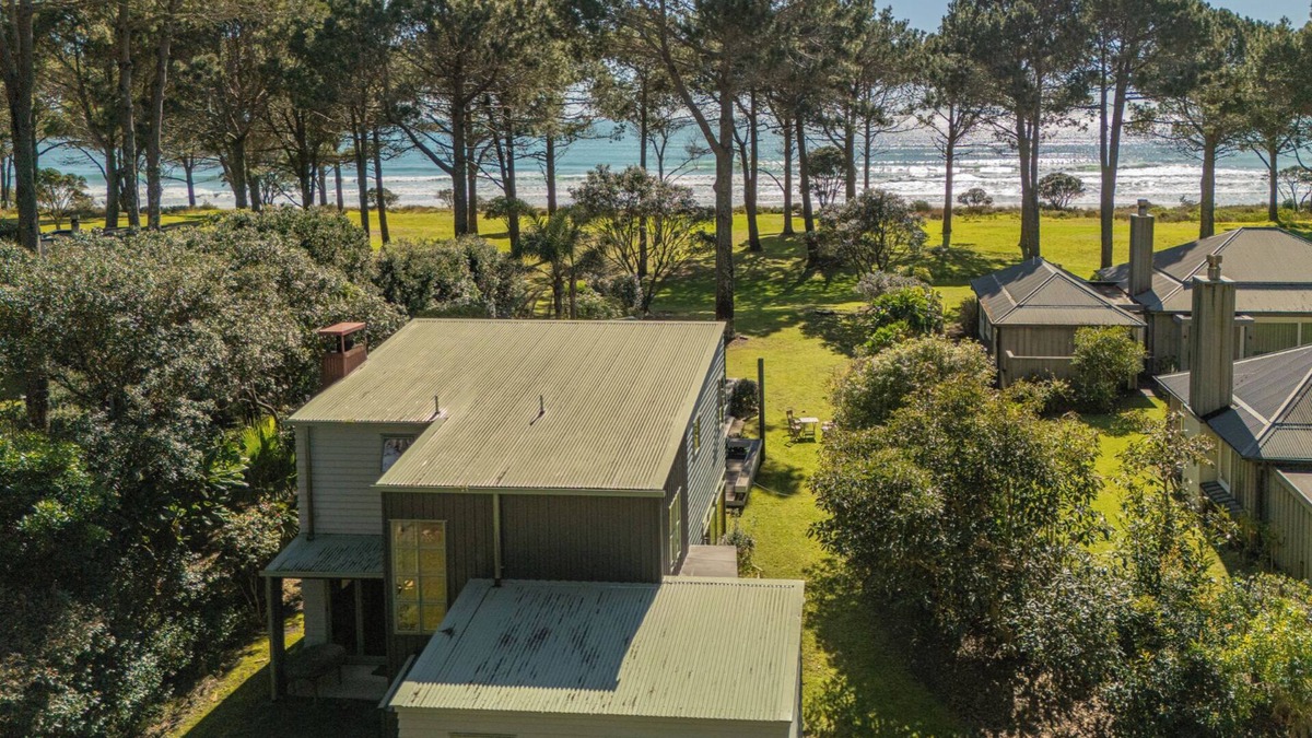 Matarangi House | Pine Haven - Matarangi Holiday Home