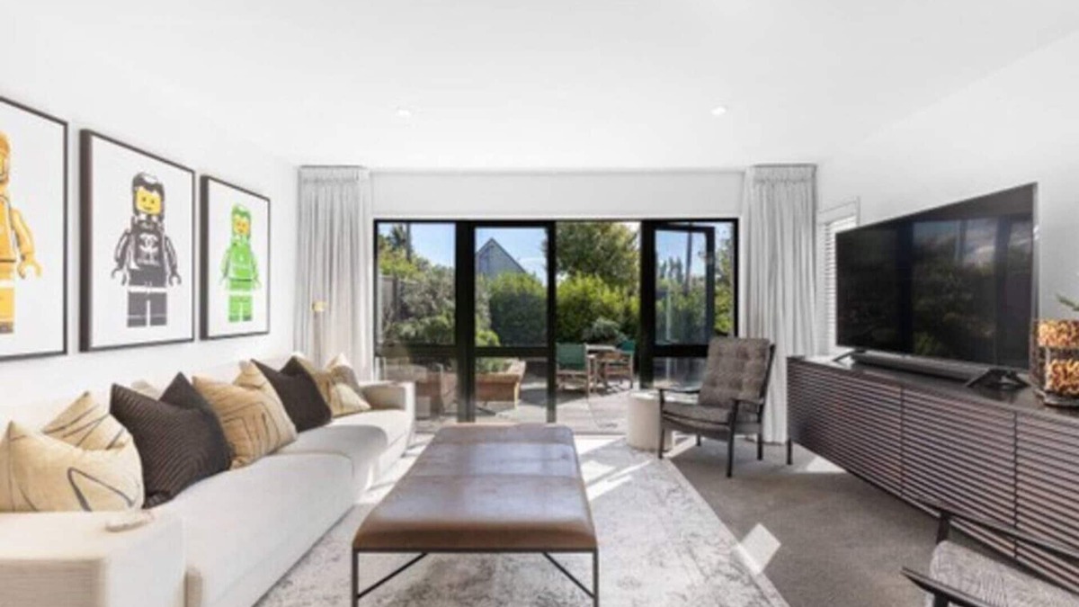 Saint Albans Apartment | Plush Upmarket close Hagley Park 2Bthrms 2 Bthrms