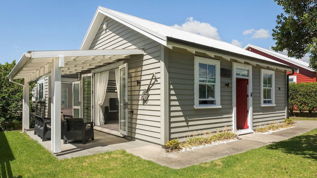 Waihi Beach House | Pohutukawa Cottage Escape to paradise at this stylish Waihi Beach holiday home!