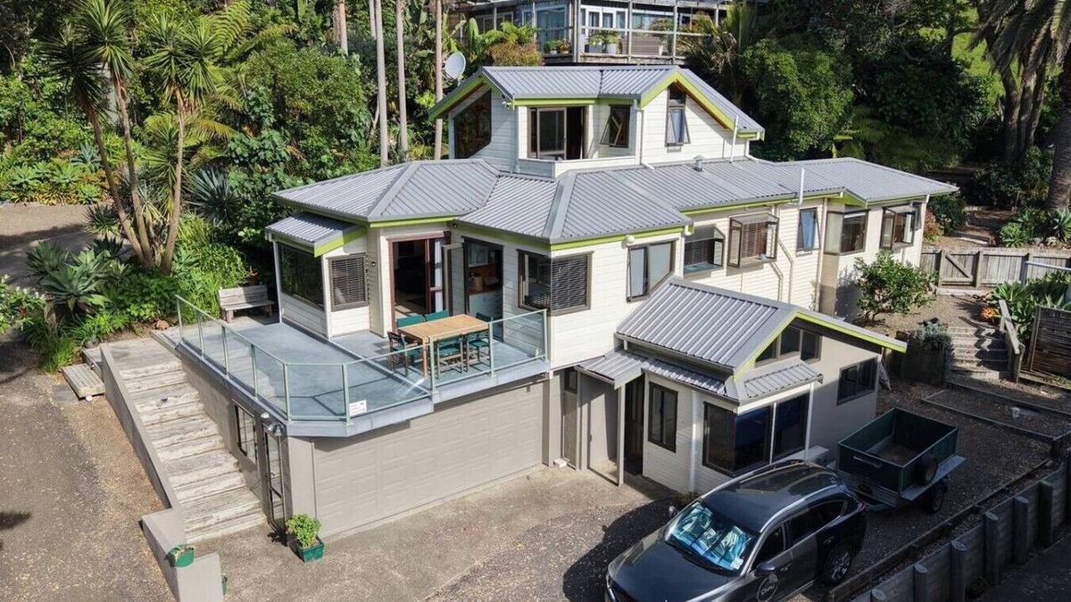Waiotahi House | Pohutukawa Rise -Coastal Holiday Home
