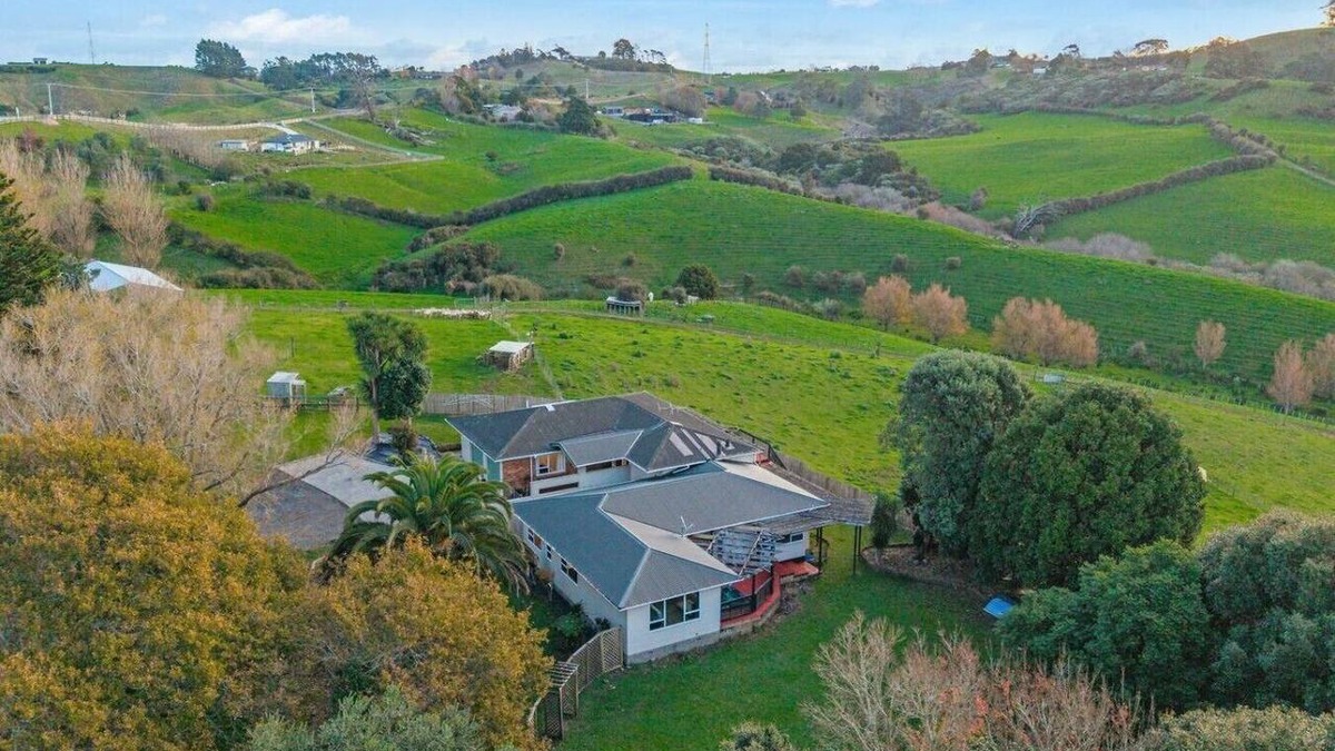 Pokeno House | Pokeno Country Retreat | Spa, BBQ and Rural Views