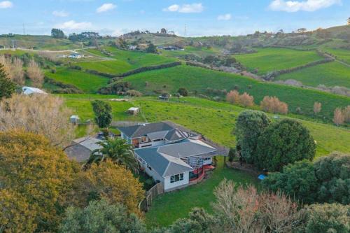 Pokeno House | Pokeno Country Retreat - Spa, BBQ and Rural Views