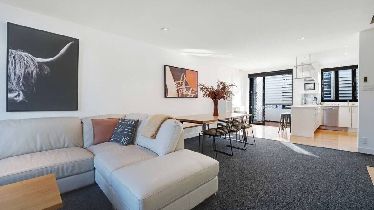 Ponsonby Villa | Ponsonby 4BR Townhouse w Parking | Walk to Shops