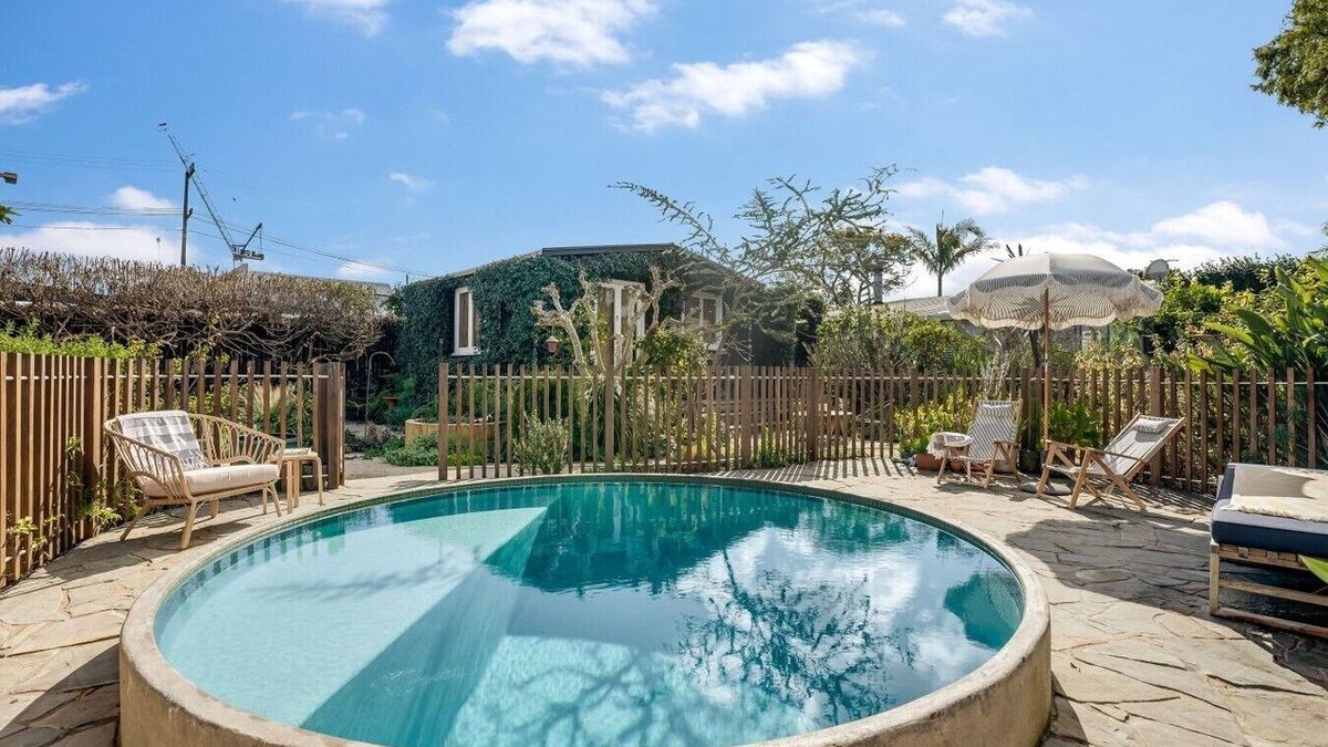 Auckland Villa | Pool + Fire Pit + Projector | Walk to Eden Park | Designer Retreat