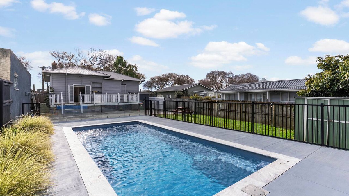 Otahuhu House | Poolside Pause - Auckland Holiday Home