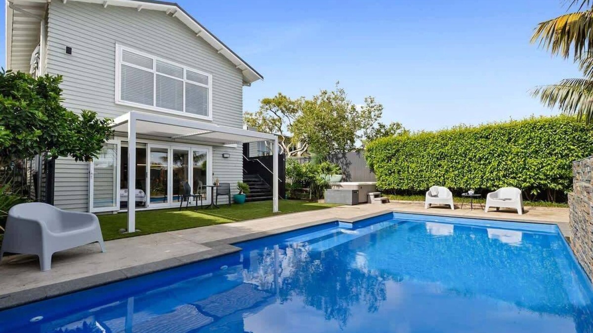 New Plymouth Apartment | Poolside Studio Near Pukekura Park