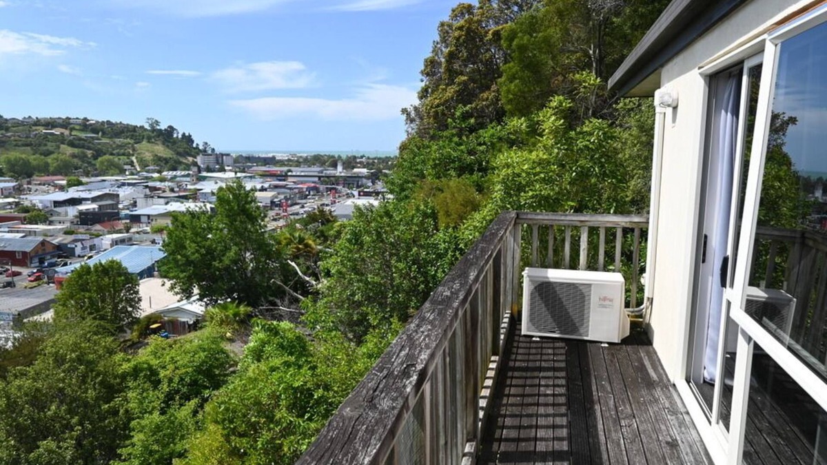 Nelson South House | Poutama - private and sunny house with views and a 10 min walk to town center.