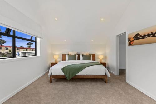 Omanu House | Premium Home with Sauna & Parking - Steps to Beach