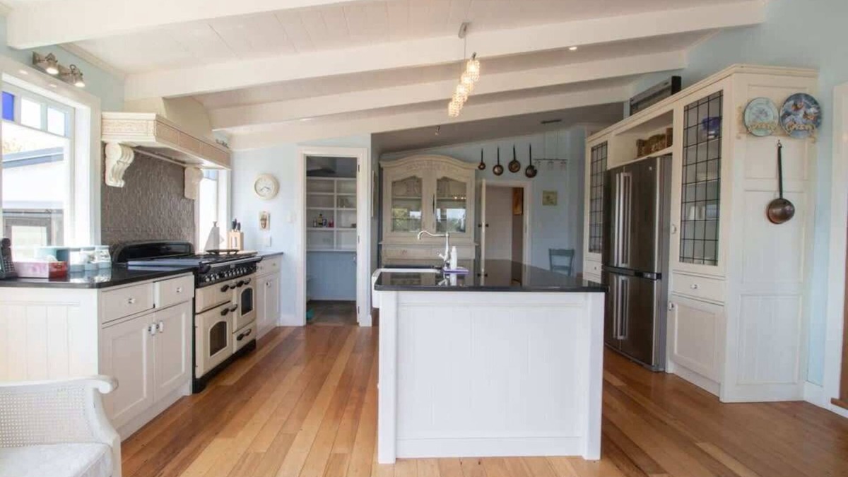 Brixton House | Prestigious Homestead in Scenic Brixton