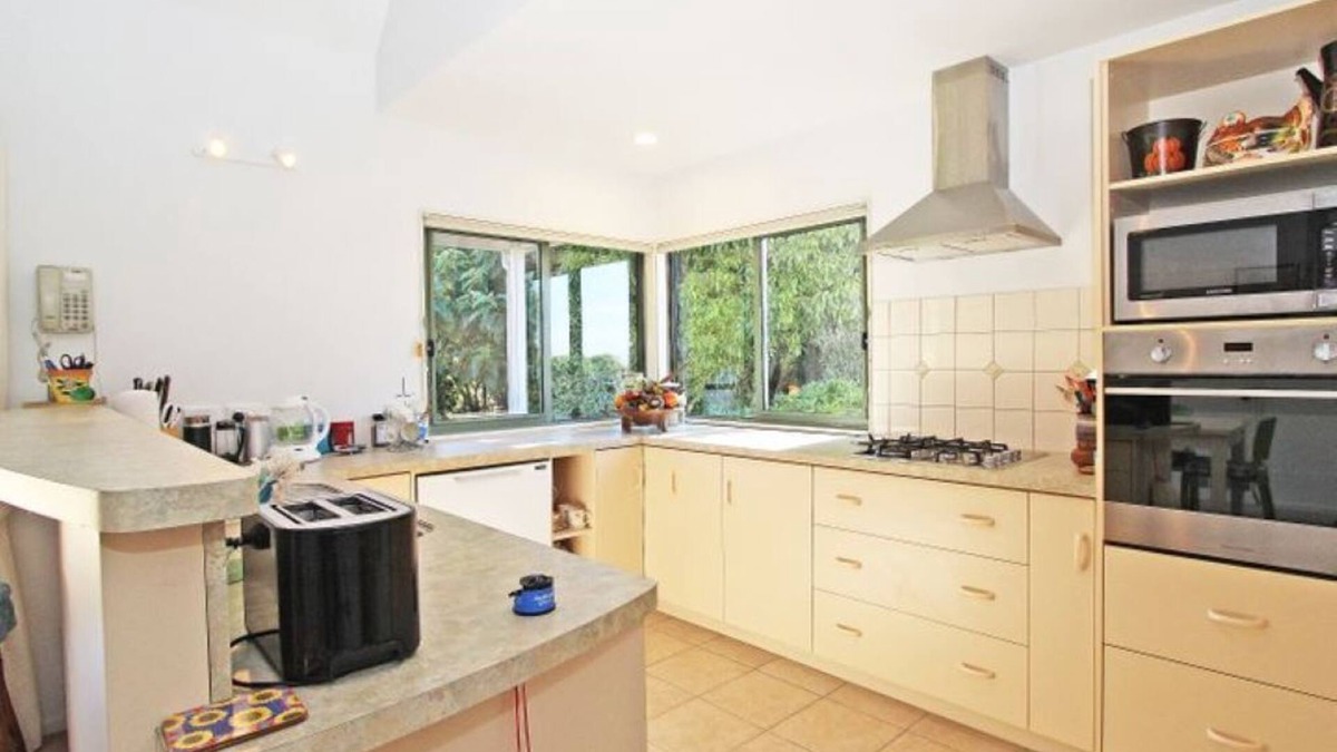 Motueka House | Prime location; Quality Secluded Beach-front Cottage!