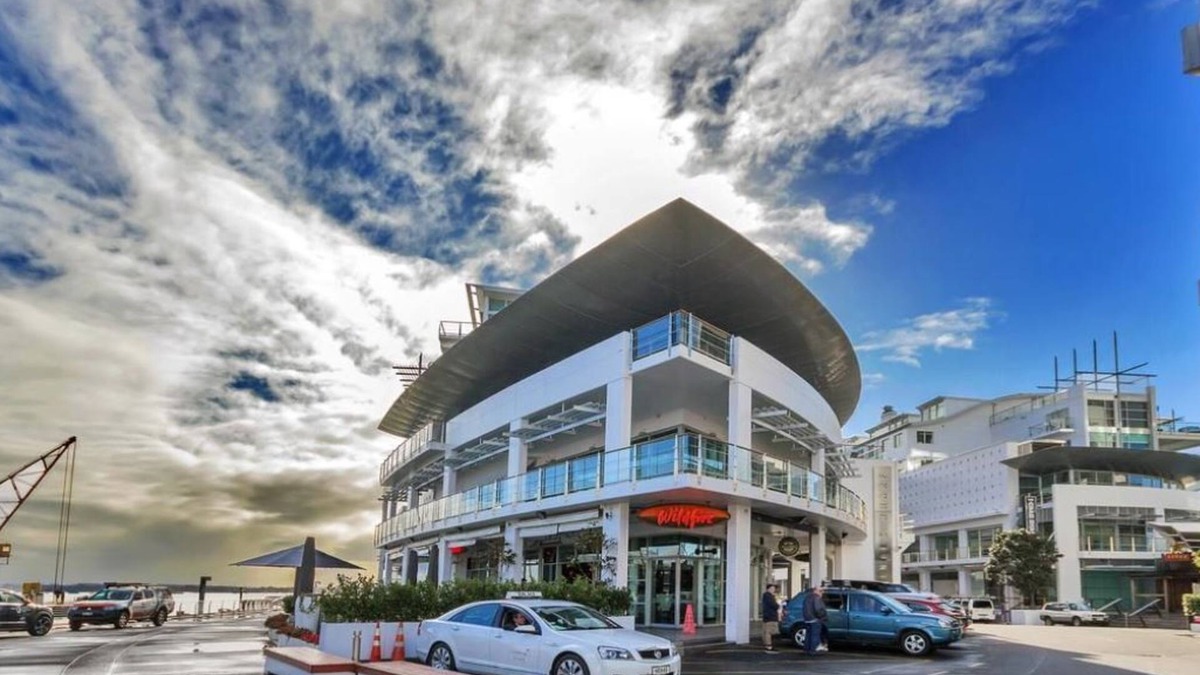 Auckland Central Business District Apartment | Prince Wharf: Standard suite w/Balcony, Skytower view