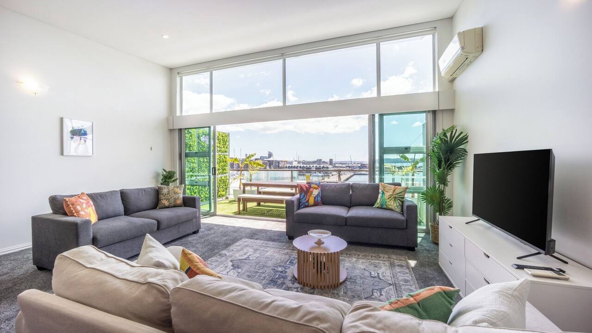 Auckland Central Business District Apartment | Princes Wharf Apartment with Harbour Views
