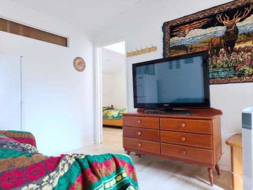 Forrest Hill House | Private 1 bedroom Guestsuite Step Away of Sunnynook Central