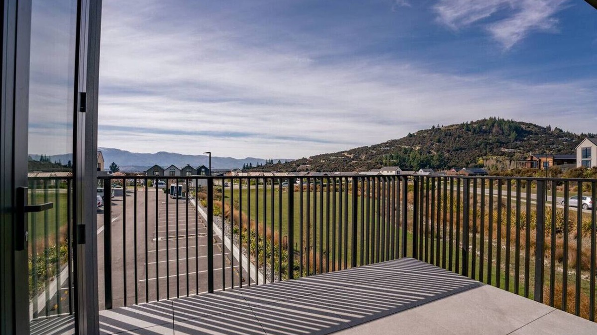 Wanaka Apartment | Private Balcony, 2 Bathroom, Free Washer Dryer
