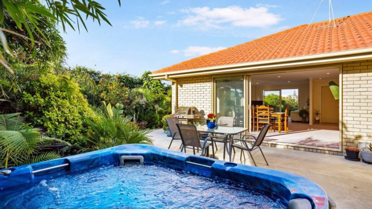 Whakatane House | Private Coastal Sanctuary, Next to the beach!