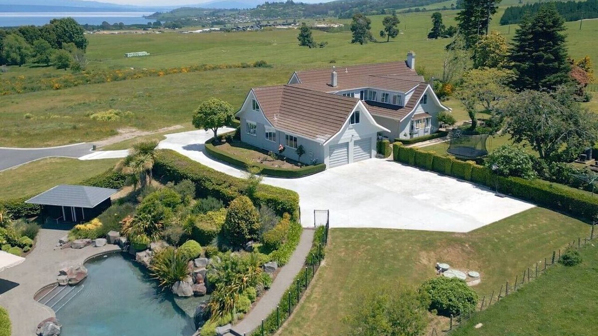 Nukuhau House | Private Estate, Pool, Spa & Lake Views, Taupō