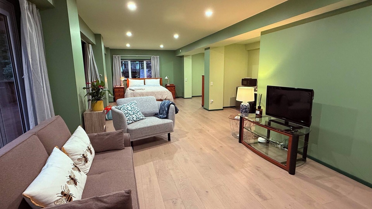 Titirangi Apartment | Private Peaceful Basement studio, Breakfast included, 10 min walk to beach