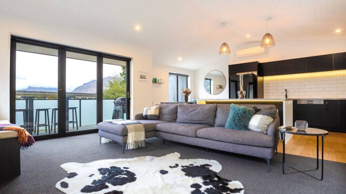 Queenstown House | Private Sauna & Cold Plunge | Spacious, Close To Town | Queenstown Hill Location
