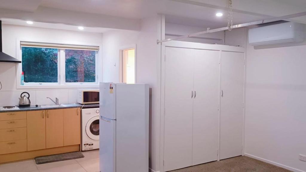 Glenfield House | Private Studio with Ensuite & Own Entrance