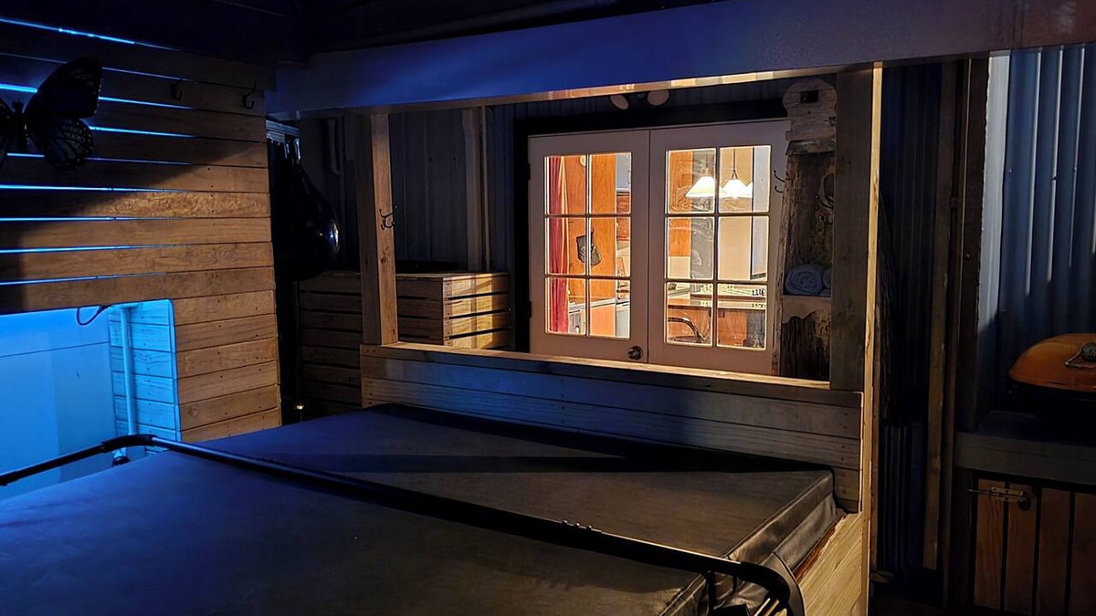Wellington Apartment | Private Wellington Retreat centrally located, jacuzzi, bbq, theatre & much more!