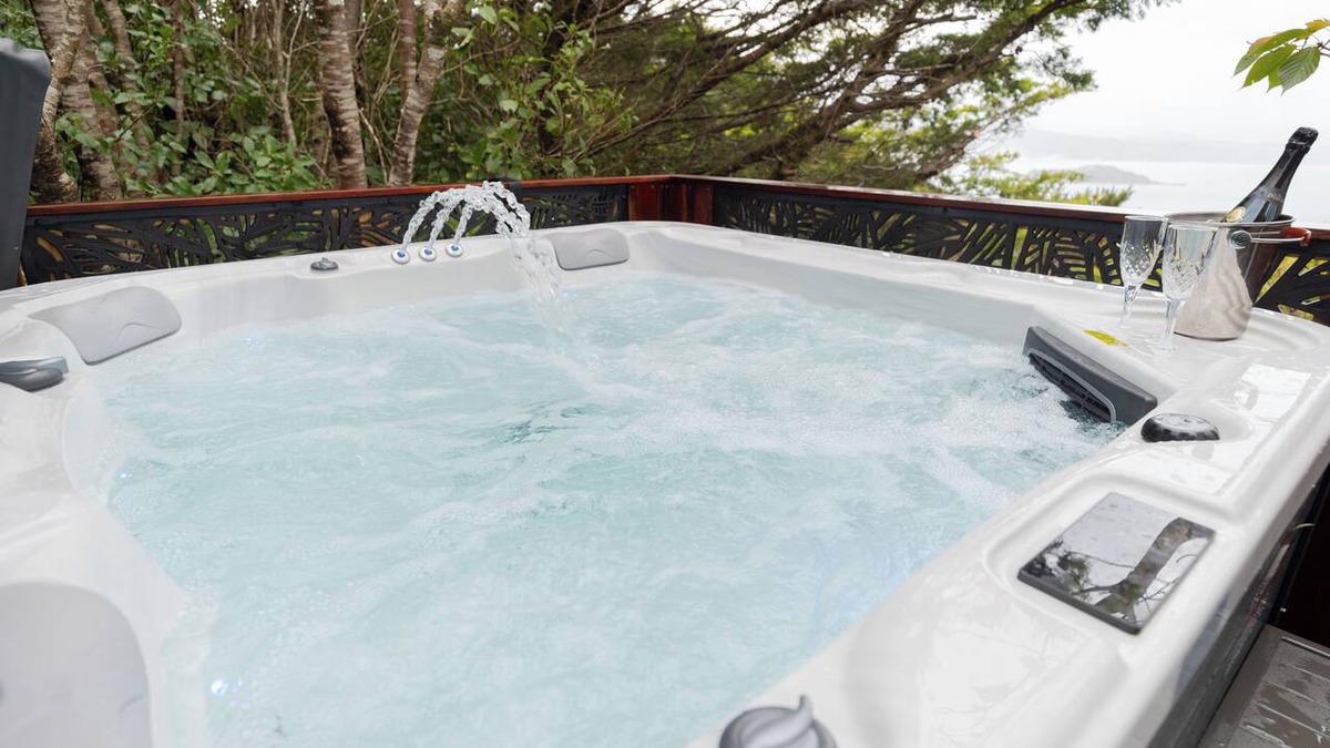 Newlands House | Pukehuia Paradise – Private Spa Retreat with Wellington Harbour Views