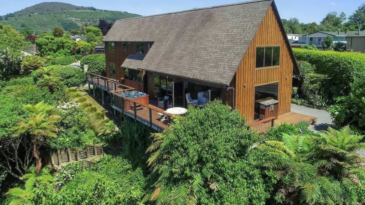 Kawaha Point House | Pukeko Landing - Lake Views, Spa Pool, Sleeps 7