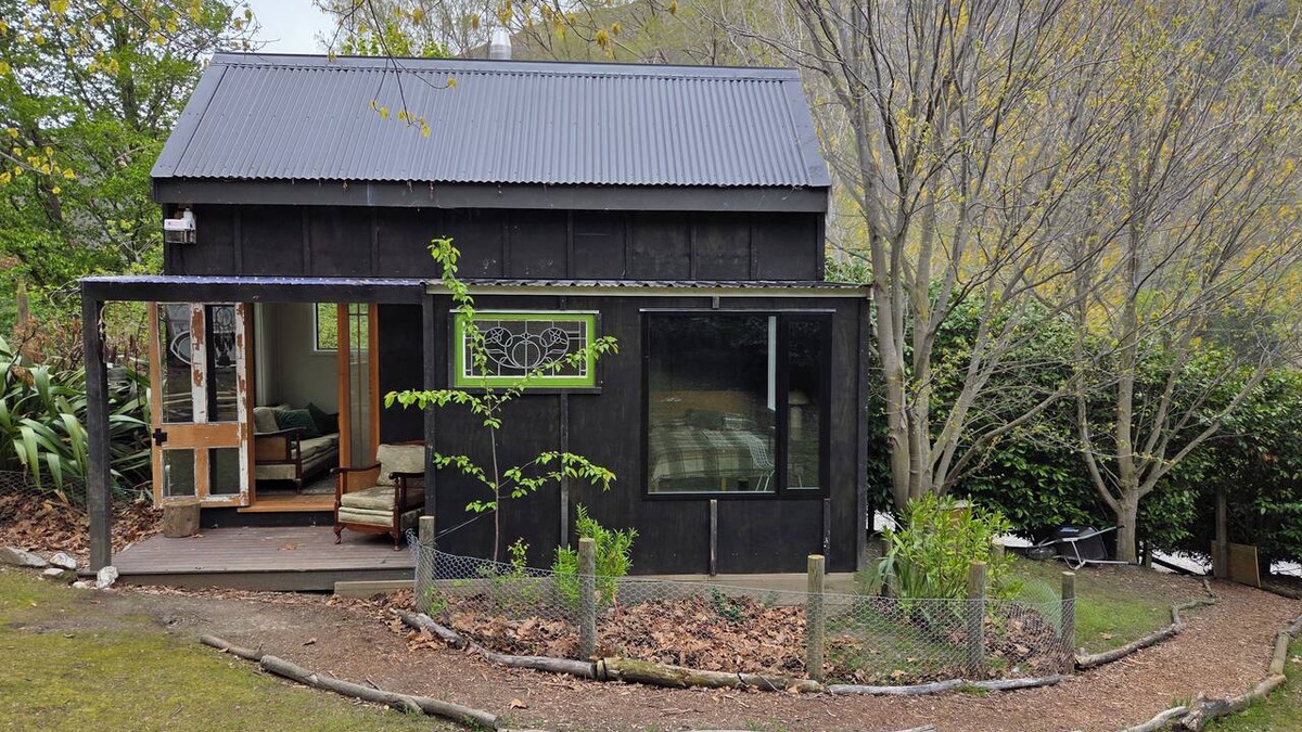 Gibbston Cottage | Queenstown cycle trail tiny house accommodation - please note, no vehicle access
