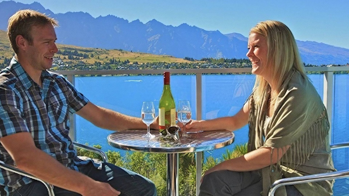 Queenstown Apartment | Queenstown Escape | Heated Pool & Stunning Lake Views | 1 Bedroom